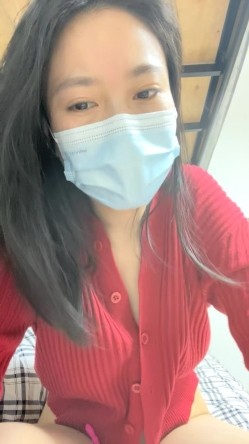 22岁美女宿舍自拍，掰开两瓣阴唇，白浆都拉丝了，看着清纯可人，玉体今晚专属于你 截图8