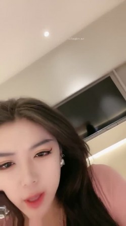 80万人气主播~极品身材圆圆的奶子性感的肥臀 逼毛稀疏 土豪酒店约啪~锁喉捂嘴爆虐~无套内射 潮拼 截图3