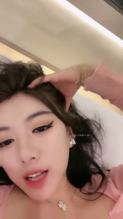 80万人气主播~极品身材圆圆的奶子性感的肥臀 逼毛稀疏 土豪酒店约啪~锁喉捂嘴爆虐~无套内射 潮拼 截图4