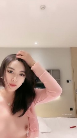 80万人气主播~极品身材圆圆的奶子性感的肥臀 逼毛稀疏 土豪酒店约啪~锁喉捂嘴爆虐~无套内射 潮拼 截图7