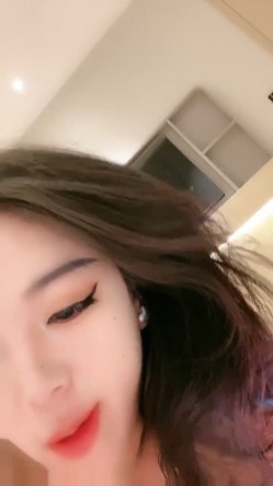 80万人气主播~极品身材圆圆的奶子性感的肥臀 逼毛稀疏 土豪酒店约啪~锁喉捂嘴爆虐~无套内射 潮拼 截图10