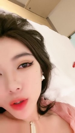 80万人气主播~极品身材圆圆的奶子性感的肥臀 逼毛稀疏 土豪酒店约啪~锁喉捂嘴爆虐~无套内射 潮拼 截图11