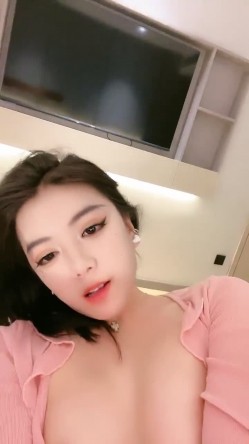 80万人气主播~极品身材圆圆的奶子性感的肥臀 逼毛稀疏 土豪酒店约啪~锁喉捂嘴爆虐~无套内射 潮拼 截图13