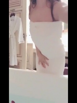 最美真实空姐〖迷人蔓CC〗高级群性爱私拍流出 我愿为她精尽人亡 截图3