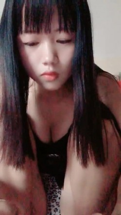 长相清纯萌妹子性感黑色网袜 沙发上漏奶漏逼诱惑小秀 截图1