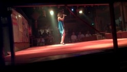县城小剧场深夜近距离炸裂表演，多位妹子全裸才艺展示，下腰一字马，裸舞，M腿掰逼，下台零距离给大叔看逼 截图6