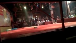 县城小剧场深夜近距离炸裂表演，多位妹子全裸才艺展示，下腰一字马，裸舞，M腿掰逼，下台零距离给大叔看逼 截图15