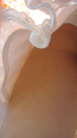 夏天到了全是美腿和短裙，公交车上伸到四个美女裙底偷拍透明内内,阴毛和小穴看得一清二楚 截图5