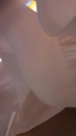 夏天到了全是美腿和短裙，公交车上伸到四个美女裙底偷拍透明内内,阴毛和小穴看得一清二楚 截图7