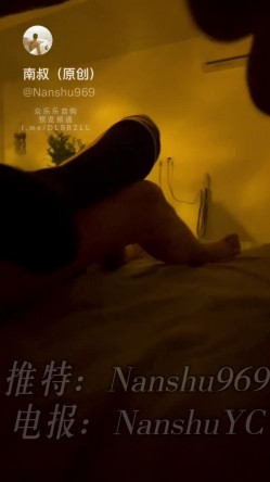 推特新晋泡良桩机，京城纹身肌肉壮汉「南叔」99年北京JK博士生女大，深喉口交，后入翘臀，女上位骑乘，无套内射 截图3