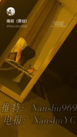 推特新晋泡良桩机，京城纹身肌肉壮汉「南叔」99年北京JK博士生女大，深喉口交，后入翘臀，女上位骑乘，无套内射 截图14