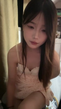 近期下海乖巧颜值妹妹！外表甜美呆萌！娇小身材贫乳，脱光光展示身材，揉捏奶子，扒开小穴特写 截图4