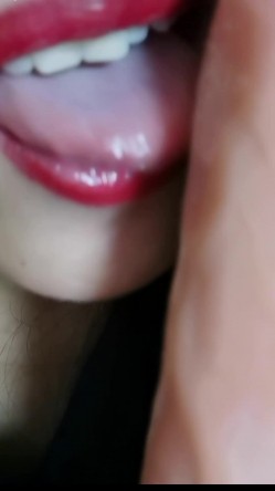 快手熟女【二嫂你的王】，风韵犹存揉搓巨乳，电动玩具插逼自慰流淫水，极度诱惑 截图7