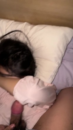 南京清纯反差女友【陈永佳】露脸性爱自拍，被男友尽情玩弄舔屌抽插骚穴，小母狗属性拉满 截图14