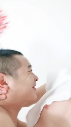 蝴蝶逼小白领跟小哥激情性爱啪啪，全程露脸口交大鸡巴，骑在小哥脖子上掰开骚穴舔阴蒂好骚，压在身下爆草 截图5