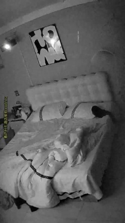 酒店针孔偷拍 ️戴口罩的长衫女被胖哥扑倒后翻来覆去打桩操 截图2