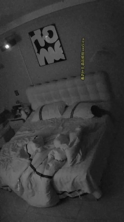 酒店针孔偷拍 ️戴口罩的长衫女被胖哥扑倒后翻来覆去打桩操 截图5