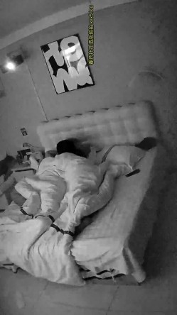酒店针孔偷拍 ️戴口罩的长衫女被胖哥扑倒后翻来覆去打桩操 截图16