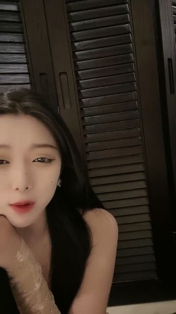 【强烈推荐 ️一饱眼福】人气高颜女神『奶球』携保时捷车模闺蜜下海捞金 两姐妹天天轮番被干 无套内射 全裸出镜 截图1