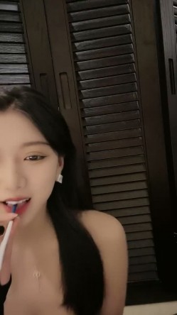 【强烈推荐 ️一饱眼福】人气高颜女神『奶球』携保时捷车模闺蜜下海捞金 两姐妹天天轮番被干 无套内射 全裸出镜 截图2