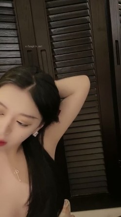 【强烈推荐 ️一饱眼福】人气高颜女神『奶球』携保时捷车模闺蜜下海捞金 两姐妹天天轮番被干 无套内射 全裸出镜 截图4