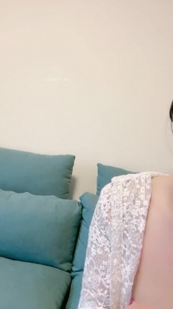 【极品主播】神仙颜值人气小仙女 -茶酱-，有点混血儿感觉，三点全裸，揉奶，掰开逼穴，艳舞诱惑 截图2