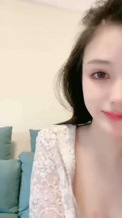 【极品主播】神仙颜值人气小仙女 -茶酱-，有点混血儿感觉，三点全裸，揉奶，掰开逼穴，艳舞诱惑 截图7