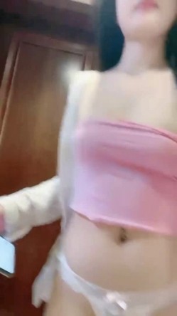 【极品主播】神仙颜值人气小仙女 -茶酱-，有点混血儿感觉，三点全裸，揉奶，掰开逼穴，艳舞诱惑 截图8