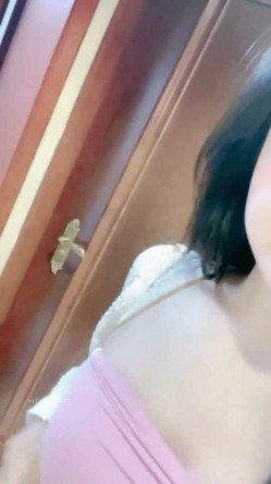 【极品主播】神仙颜值人气小仙女 -茶酱-，有点混血儿感觉，三点全裸，揉奶，掰开逼穴，艳舞诱惑 截图10