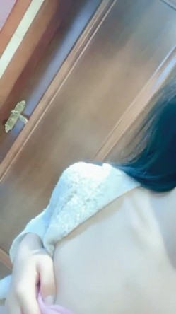 【极品主播】神仙颜值人气小仙女 -茶酱-，有点混血儿感觉，三点全裸，揉奶，掰开逼穴，艳舞诱惑 截图11