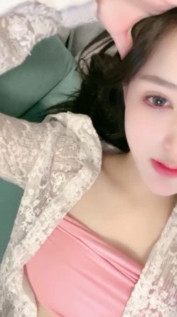 【极品主播】神仙颜值人气小仙女 -茶酱-，有点混血儿感觉，三点全裸，揉奶，掰开逼穴，艳舞诱惑 截图14