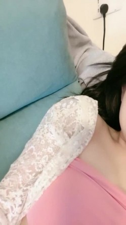 【极品主播】神仙颜值人气小仙女 -茶酱-，有点混血儿感觉，三点全裸，揉奶，掰开逼穴，艳舞诱惑 截图15