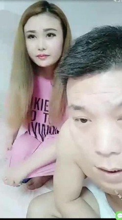 高颜值夫妻带小姨子入行黄播现场表演各种体位操小姨子在旁观摩 截图3