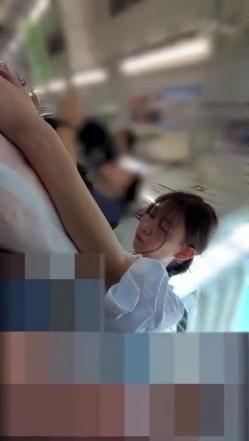 漂亮妹子早晨没有睡醒在地铁上又睡着了露出了二个大白奶子 截图1