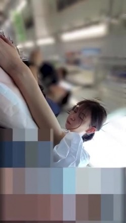 漂亮妹子早晨没有睡醒在地铁上又睡着了露出了二个大白奶子 截图2