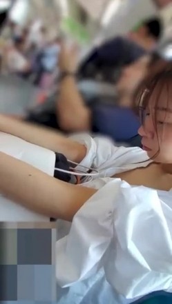 漂亮妹子早晨没有睡醒在地铁上又睡着了露出了二个大白奶子 截图9