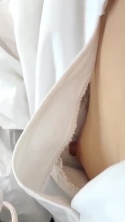 漂亮妹子早晨没有睡醒在地铁上又睡着了露出了二个大白奶子 截图11