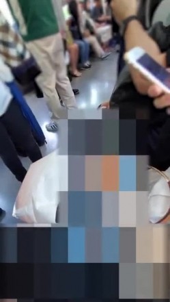 漂亮妹子早晨没有睡醒在地铁上又睡着了露出了二个大白奶子 截图15