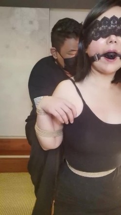 绳奴小可姨妈过去又被大哥调教，黑丝情趣绳艺捆绑，逼逼和奶子被跳蛋玩弄，跪地爬行让大哥打屁股和骚奶子 截图4