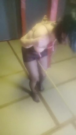 绳奴小可姨妈过去又被大哥调教，黑丝情趣绳艺捆绑，逼逼和奶子被跳蛋玩弄，跪地爬行让大哥打屁股和骚奶子 截图7