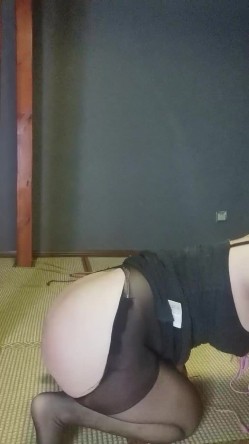 绳奴小可姨妈过去又被大哥调教，黑丝情趣绳艺捆绑，逼逼和奶子被跳蛋玩弄，跪地爬行让大哥打屁股和骚奶子 截图12