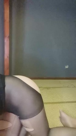 绳奴小可姨妈过去又被大哥调教，黑丝情趣绳艺捆绑，逼逼和奶子被跳蛋玩弄，跪地爬行让大哥打屁股和骚奶子 截图13