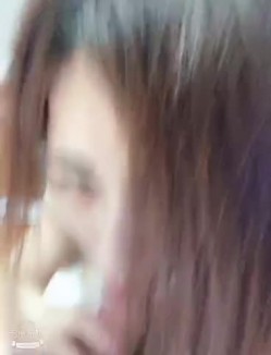 光做爱有什么爽，还得先口活一会儿，少妇自己握着鸡巴坐上来动，老公揉着两只奶，真是爽歪歪！ 截图4