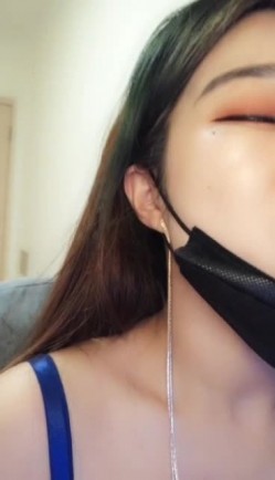 新鲜出炉奶大逼肥的御姐大早上就开始发骚，隔着内裤就把逼摸湿了，道具激情插逼还很粉，浪荡呻吟把自己搞喷 截图2
