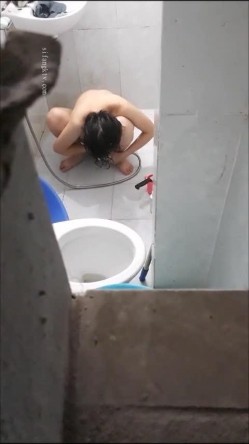 冒死趴气窗偷窥楼下的嫂子洗澡身材还不错 截图1