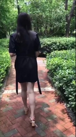 【终极调教 ️另类性爱】绿帽调教天花板『J神』最强私拍 ️翘美臀车窗外勾引路人被玩操潮喷 后入内射 截图1