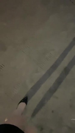 户外露出，真实刺激！~【你的户外小淫妇】，商场公园地摊，周边行人不少，又紧张又激动，水流了好多 截图1