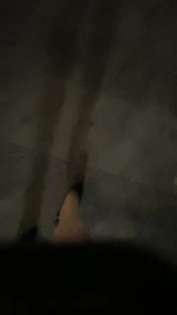 户外露出，真实刺激！~【你的户外小淫妇】，商场公园地摊，周边行人不少，又紧张又激动，水流了好多 截图4