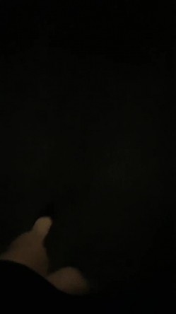 户外露出，真实刺激！~【你的户外小淫妇】，商场公园地摊，周边行人不少，又紧张又激动，水流了好多 截图5