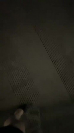 户外露出，真实刺激！~【你的户外小淫妇】，商场公园地摊，周边行人不少，又紧张又激动，水流了好多 截图8